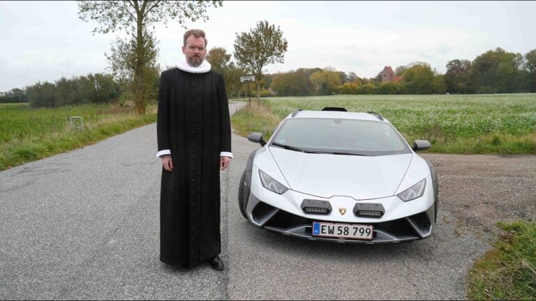 TIL SØNDERTHON SOM PRÆST I SJÆLDEN LAMBORGHINI! TIL SØNDERTHON SOM PRÆST I SJÆLDEN LAMBORGHINI!