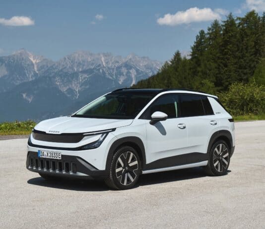 Epiq 1. generation Hvid Škoda Epiq set skråt forfra foran bjerge