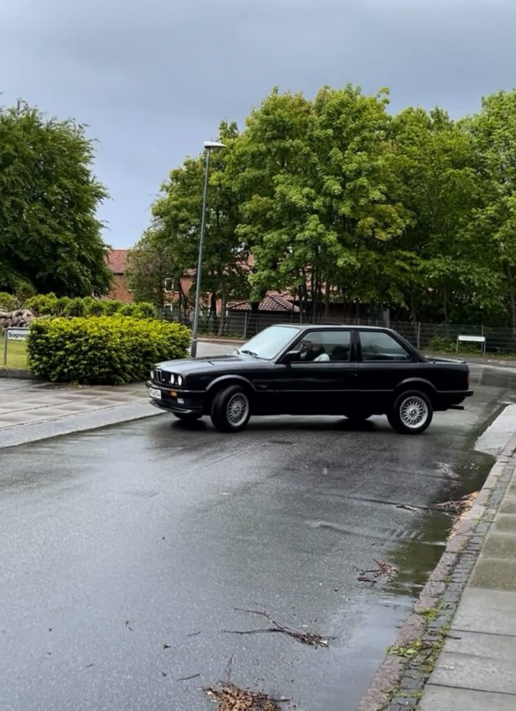 Eddis sorte BMW E30 320i coupé med BBS-lignende fælge