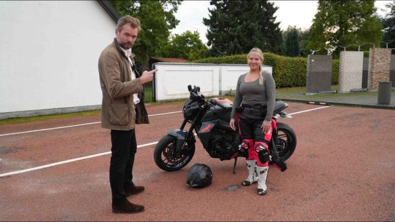 JYSKE PIGER PÅ ULOVLIGT TUNEDE MOTORCYKLER! JYSKE PIGER PÅ ULOVLIGT TUNEDE MOTORCYKLER!
